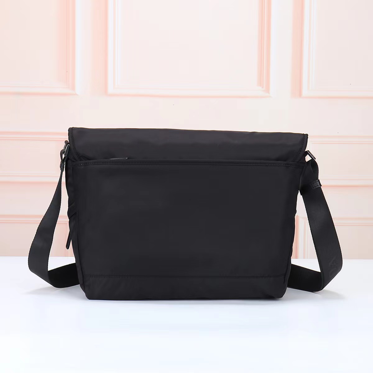 プラダ「Prada」 Re-Nylon & Saffiano Leather Messenger Bag