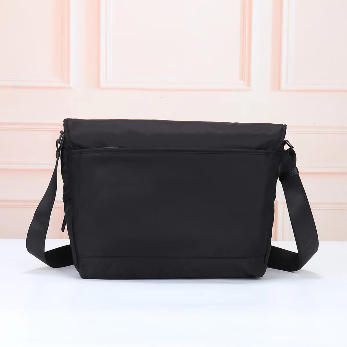 プラダ「Prada」 Re-Nylon & Saffiano Leather Messenger Bag