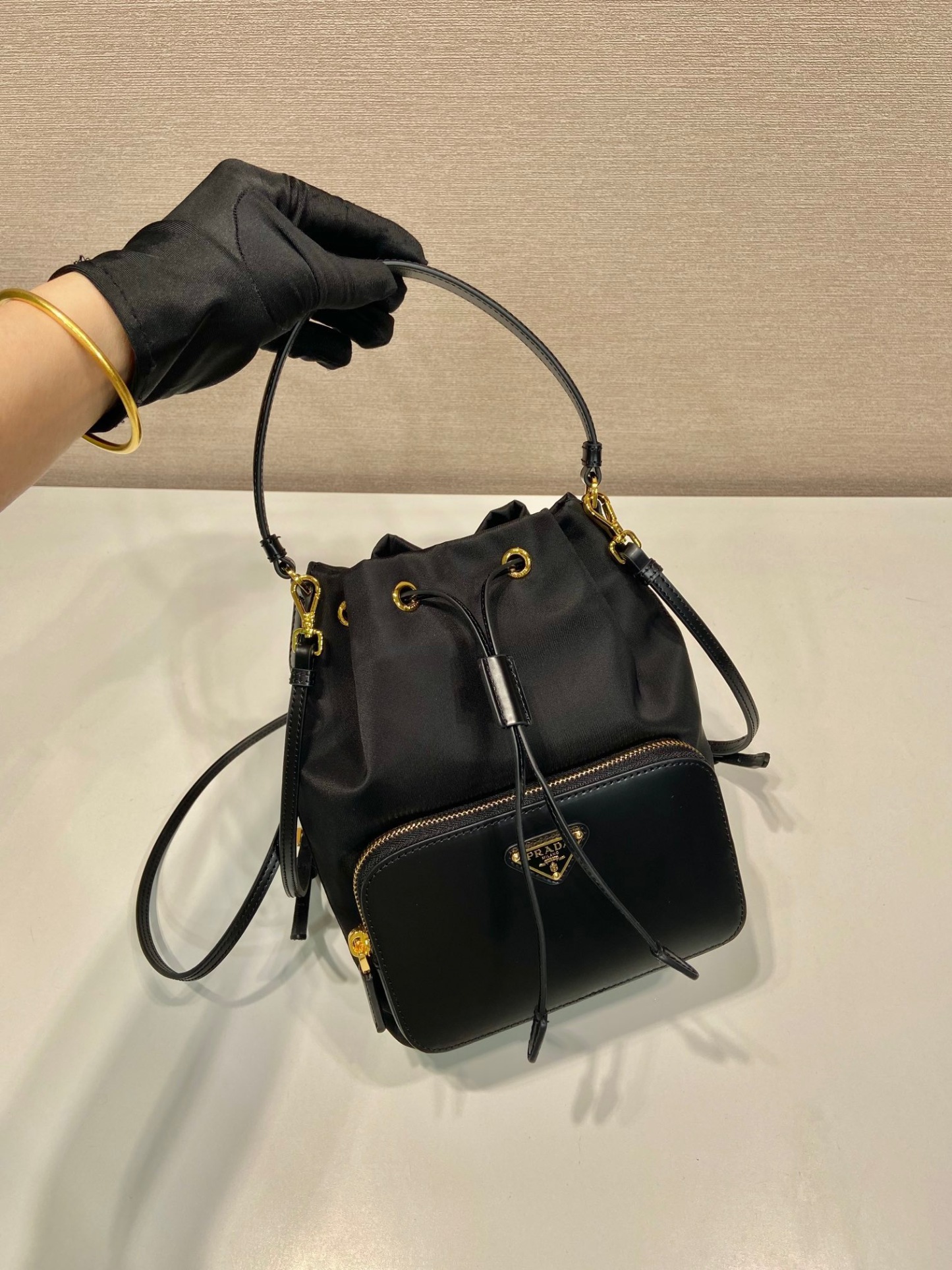 プラダ「Prada」  リニューサブルナイロン ミニバケットバッグ（Prada Re-Nylon Mini Bucket Bag）