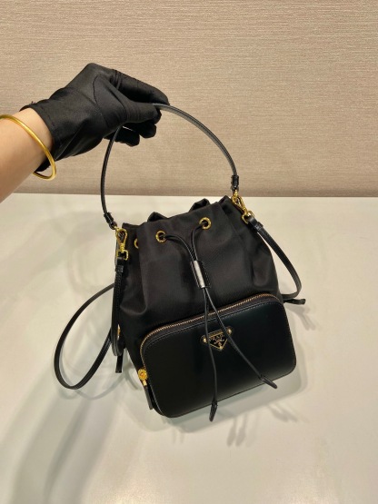 プラダ「Prada」  リニューサブルナイロン ミニバケットバッグ（Prada Re-Nylon Mini Bucket Bag）