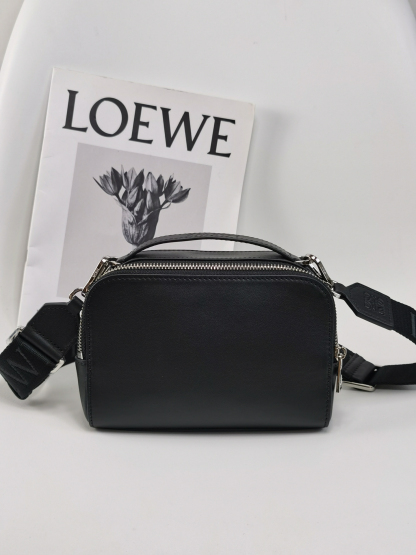 ロエベ「Loewe」ボディ カメラバッグ ミニ(サテンカーフ) カメラバッグ