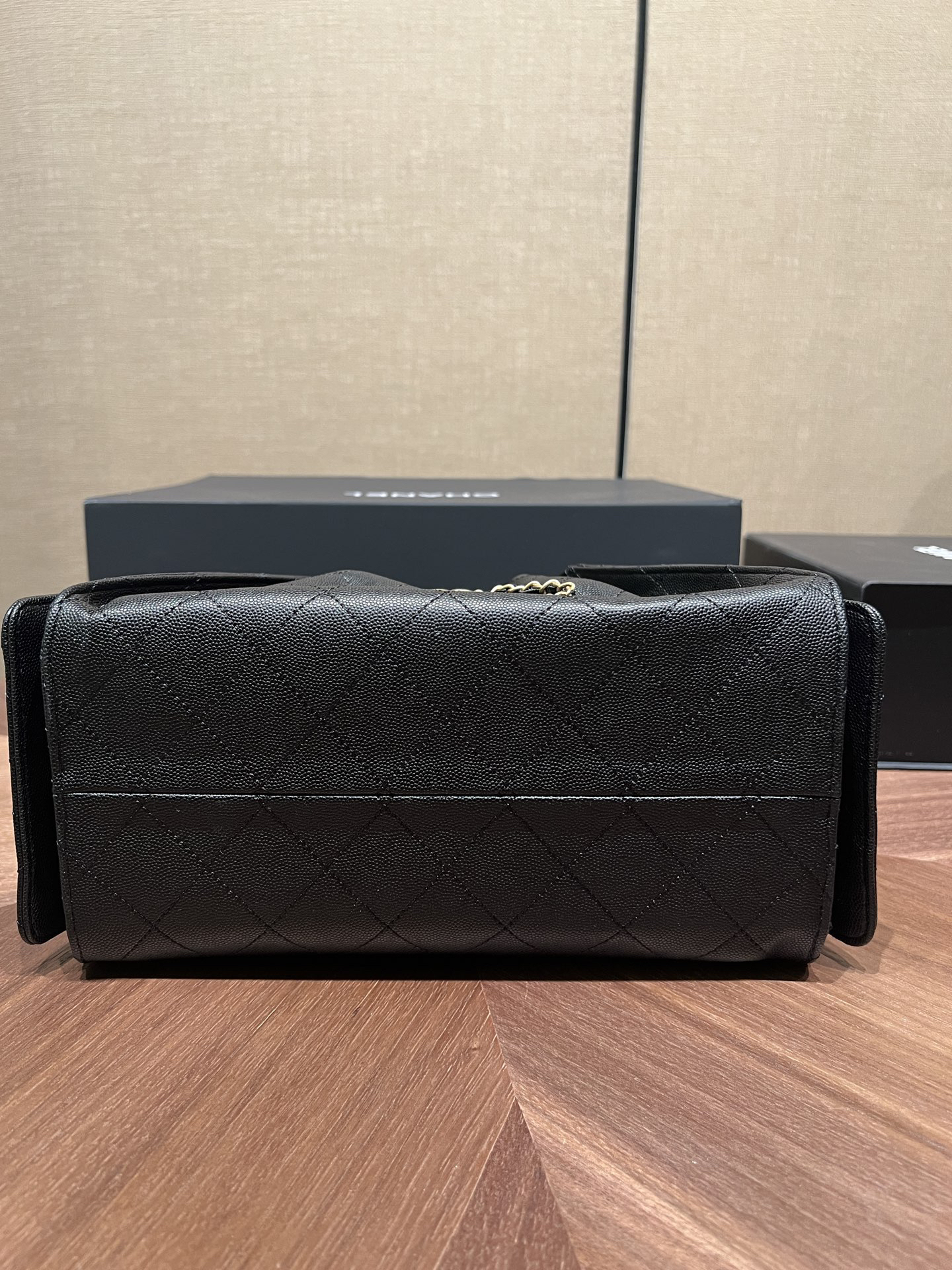 シャネル「Chanel」25S キャビアレザー ドローストリング バケットバッグ ブラック＆ゴールド