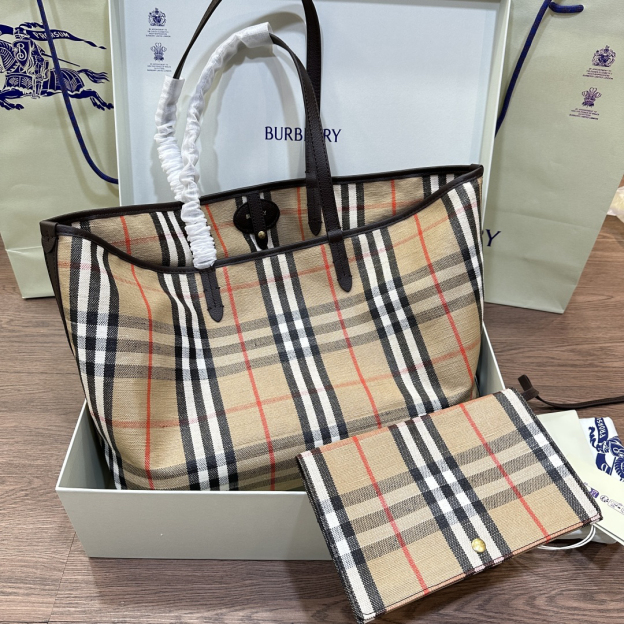 バーバリー「Burberry」Haymarketチェック トートバッグ（大容量ショッピングバッグ）