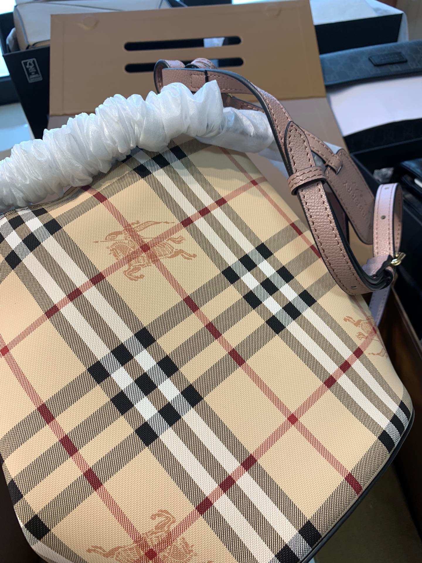 バーバリー「Burberry」TBモノグラム レザー&キャンバス ミニ ウォーターバッグ