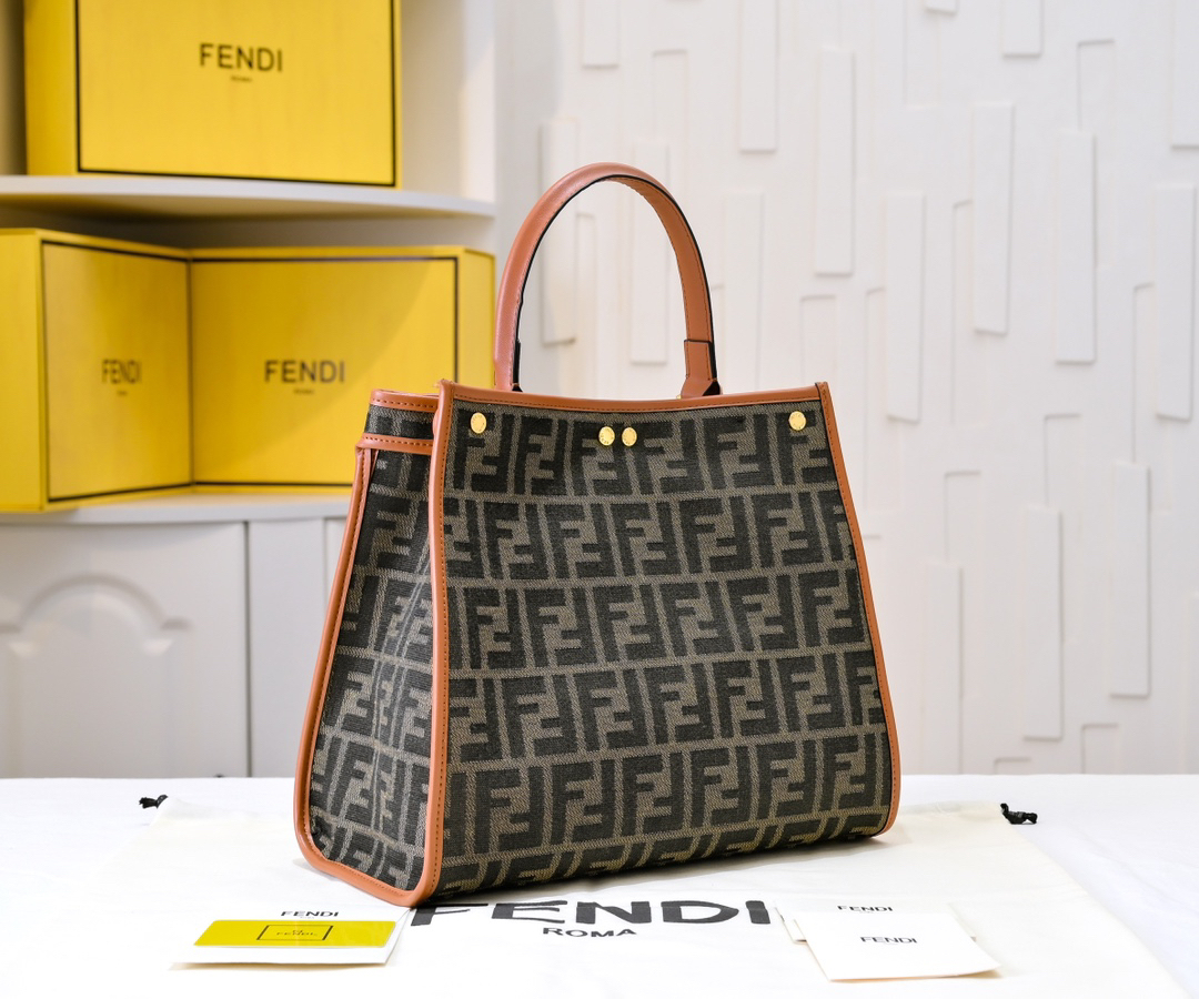 フェンディ「Fendi」  ピーカブー コレクション レザーショルダーバッグ