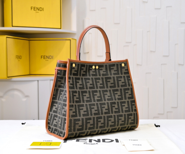 フェンディ「Fendi」  ピーカブー コレクション レザーショルダーバッグ