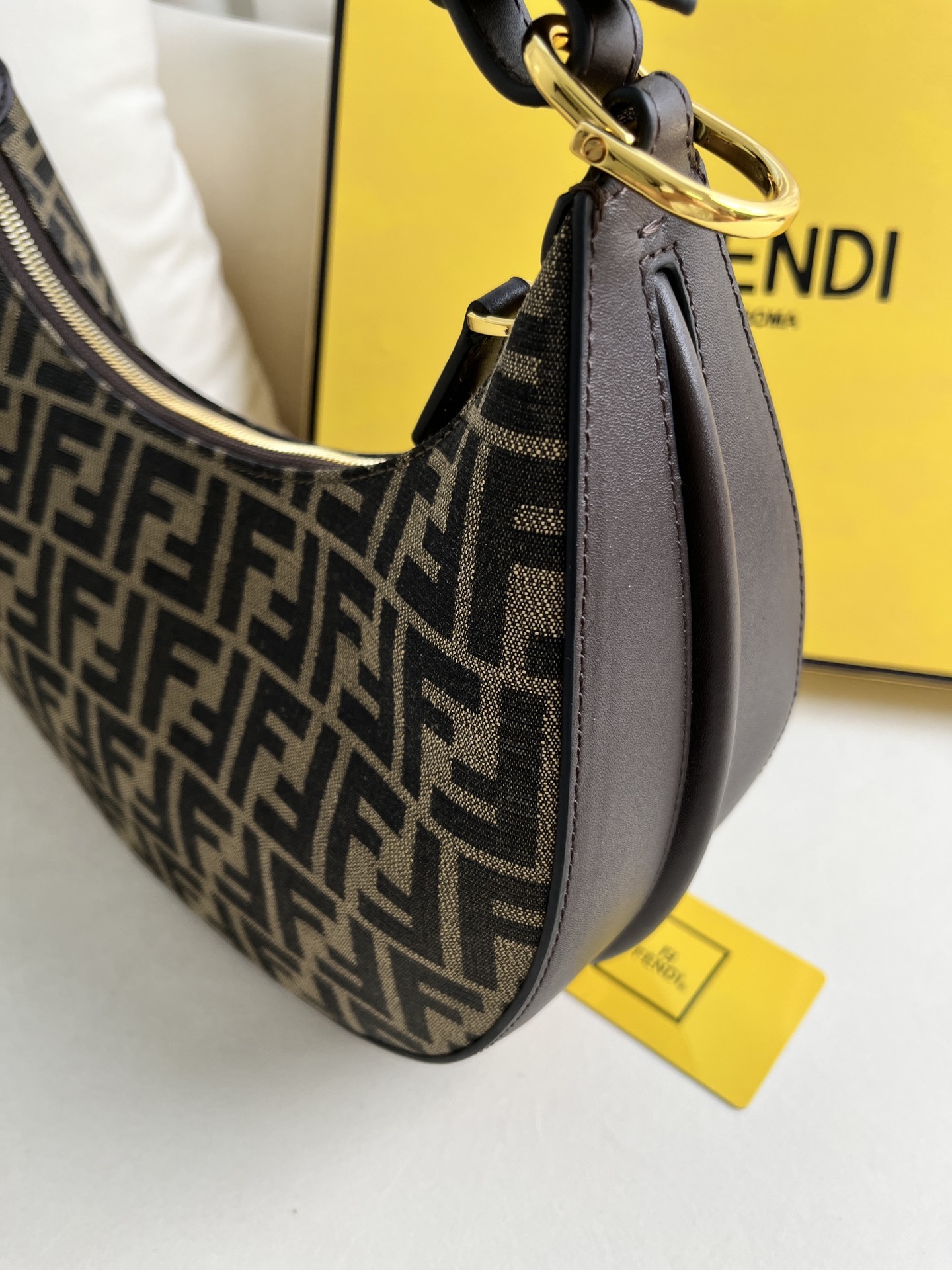 フェンディ「Fendi」  プラフィー アンダーアームバッグ