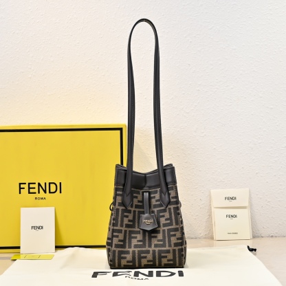 フェンディ「Fendi」オリガミ ミニ トランスフォーマブルバッグ