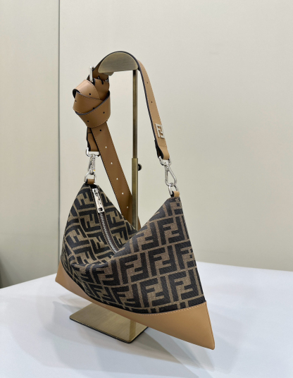 フェンディ「Fendi」Diagonal 薄型ジップクロージャー メッセンジャーバッグ
