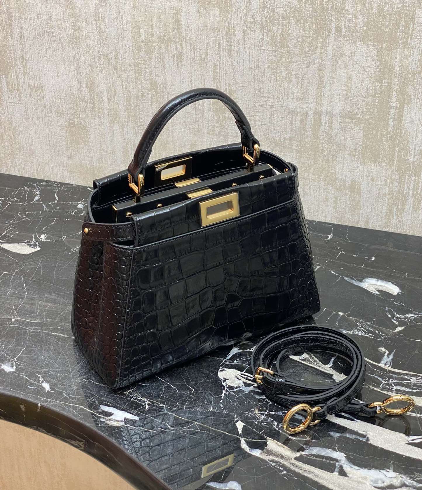 フェンディ「Fendi」Peekaboo Classic レザーーハンドバッグ