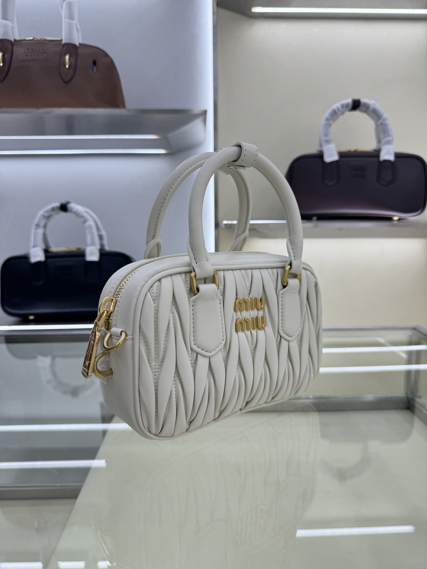 ミュウミュウ「Miu Miu」ボウリング バッグ ラムスキン マトラッセ ステッチ