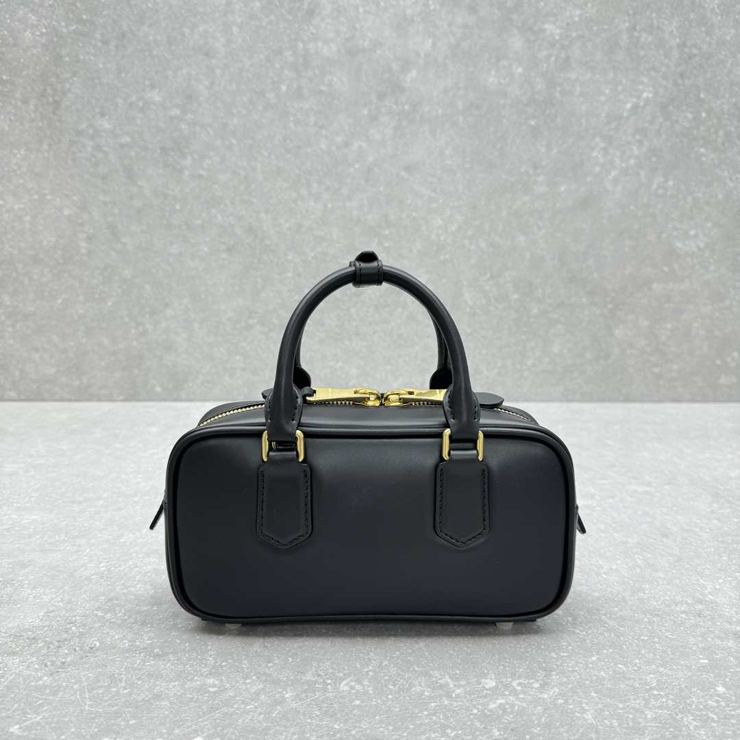 ミュウミュウ「Miu Miu」ソフティ パッド ボウリングバッグ ラムスキン