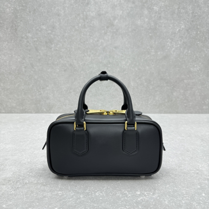ミュウミュウ「Miu Miu」ソフティ パッド ボウリングバッグ ラムスキン