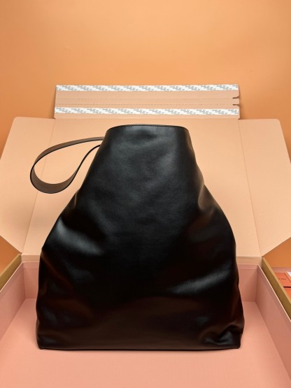 ミュウミュウ「Miu Miu」レトロ ホボ バッグ アンダーアーム ショルダーバッグ