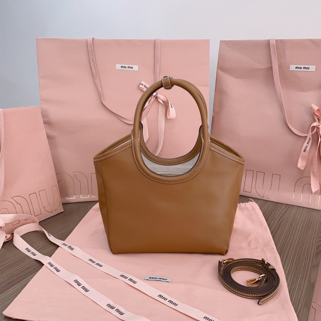 ミュウミュウ「Miu Miu」イセタン限定 トートバッグ スモール レザー