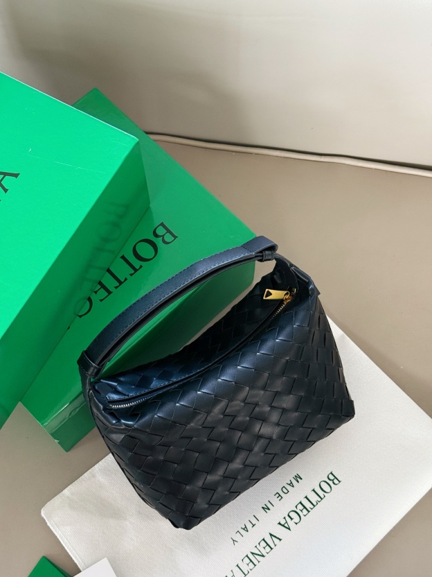 ボッテガ・ヴェネタ「Bottega Veneta」ウォレス レザー ショルダーバッグ