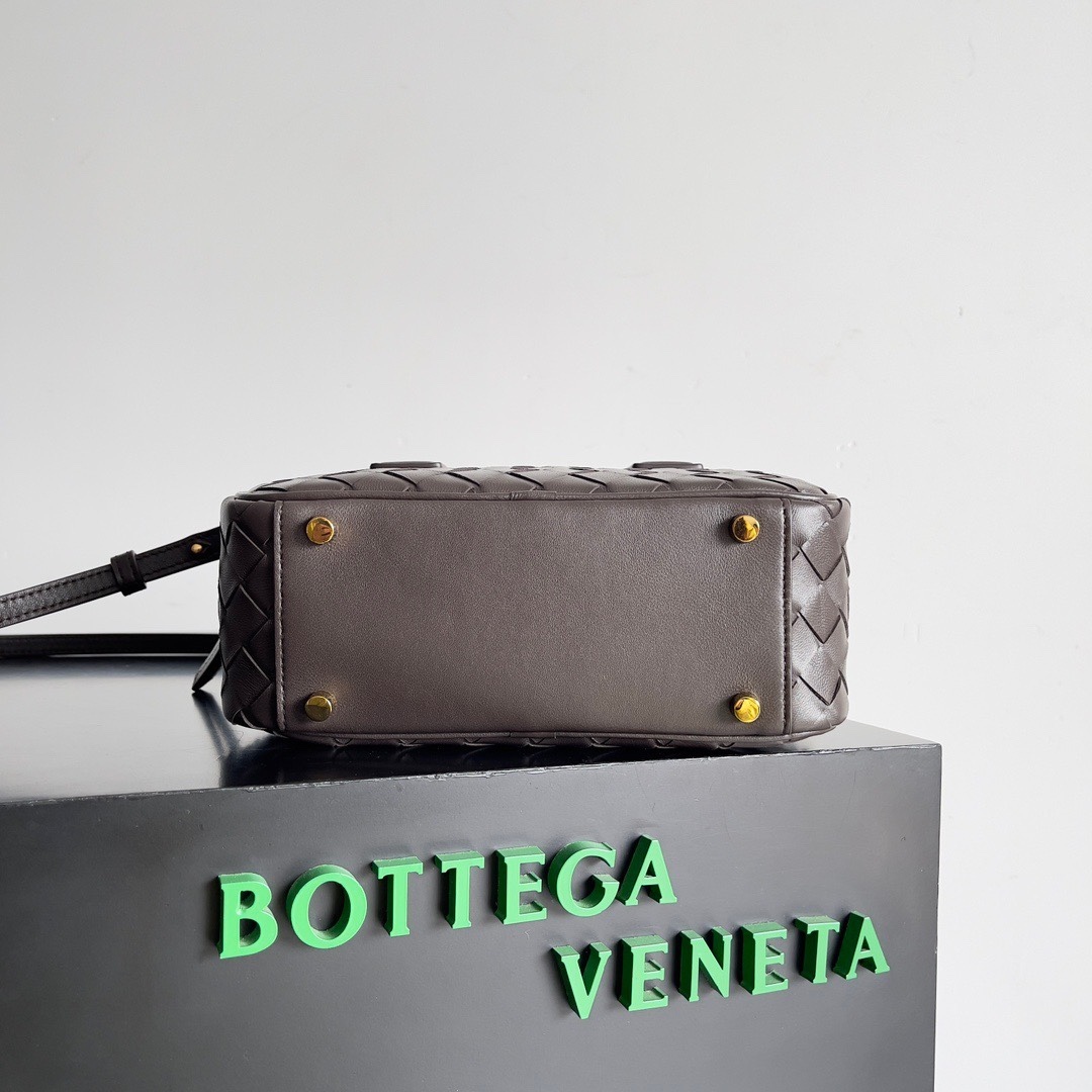 ボッテガ・ヴェネタ「Bottega Veneta」ゲットアウェイ スクエアバッグ イントレチャート レザー