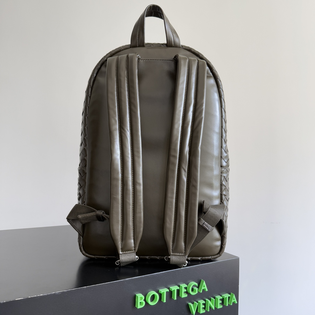 ボッテガ・ヴェネタ「Bottega Veneta」イントレチャート レザー バックパック