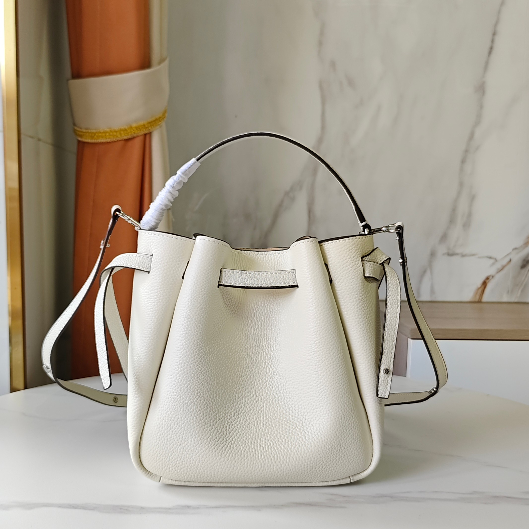 トリー バーチ「Tory Burch」 Monogram ミニバレルバッグ