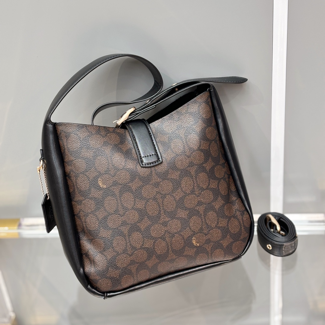 コーチ「Coach」シグネチャー ジャカード アンダーアームバッグ