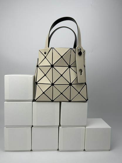 イッセイ・ミヤケ「Issey Miyake」CARAT ジオメトリックボックスバッグ