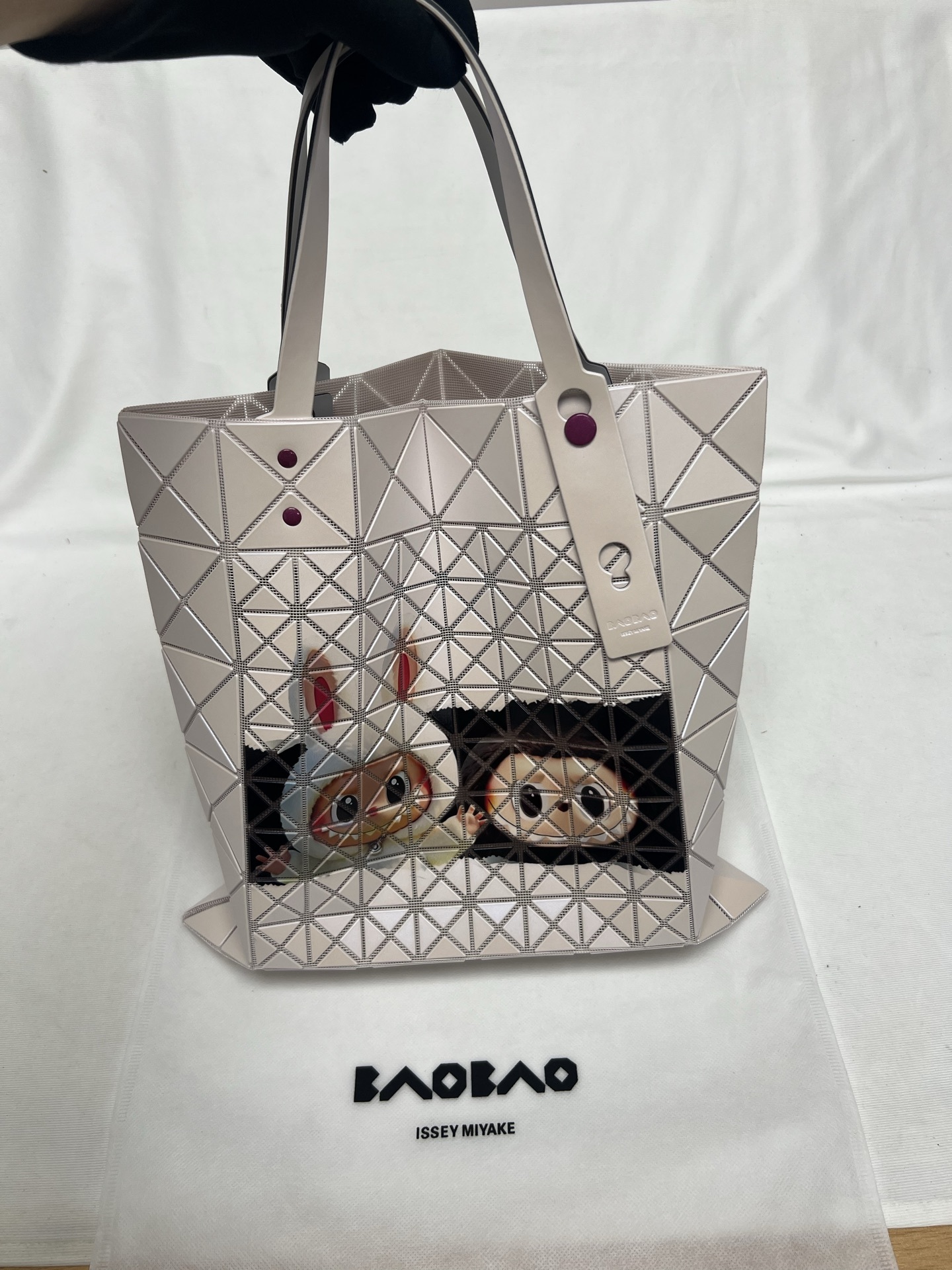 「コラボモデル」イッセイミヤケ × LABUBU ルーセントトートバッグ