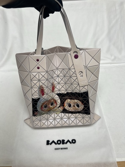「コラボモデル」イッセイミヤケ × LABUBU ルーセントトートバッグ