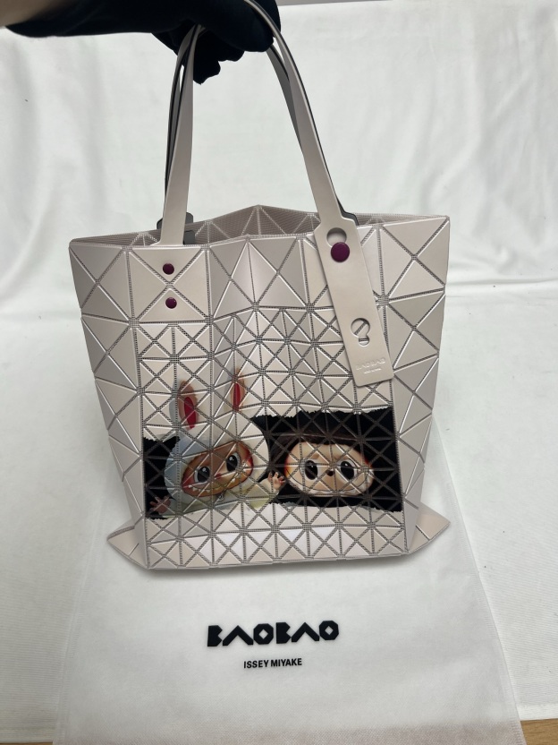 「コラボモデル」イッセイミヤケ × LABUBU ルーセントトートバッグ