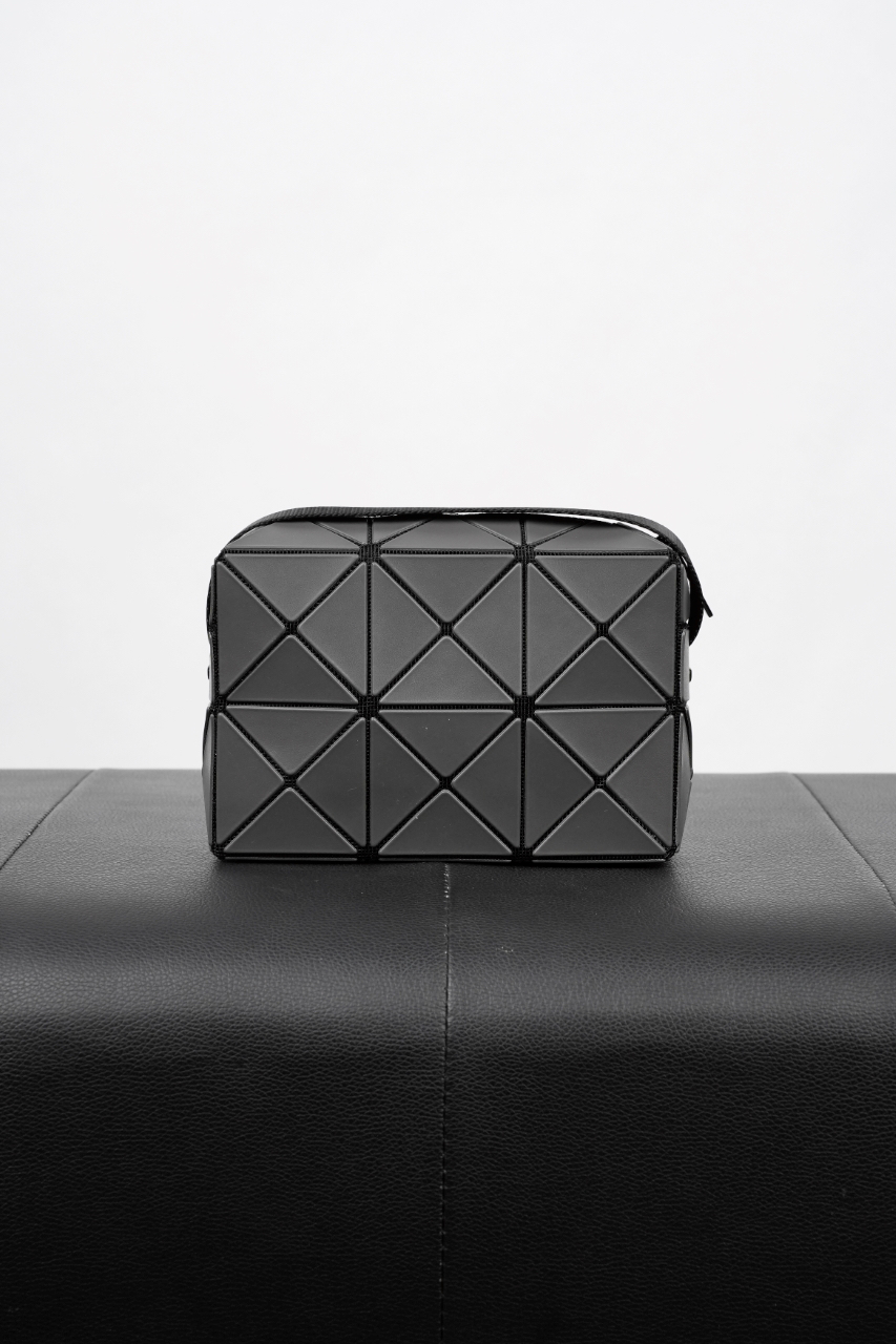 イッセイ・ミヤケ「Issey Miyake」プレッソ チャコールグレーショルダーバッグ