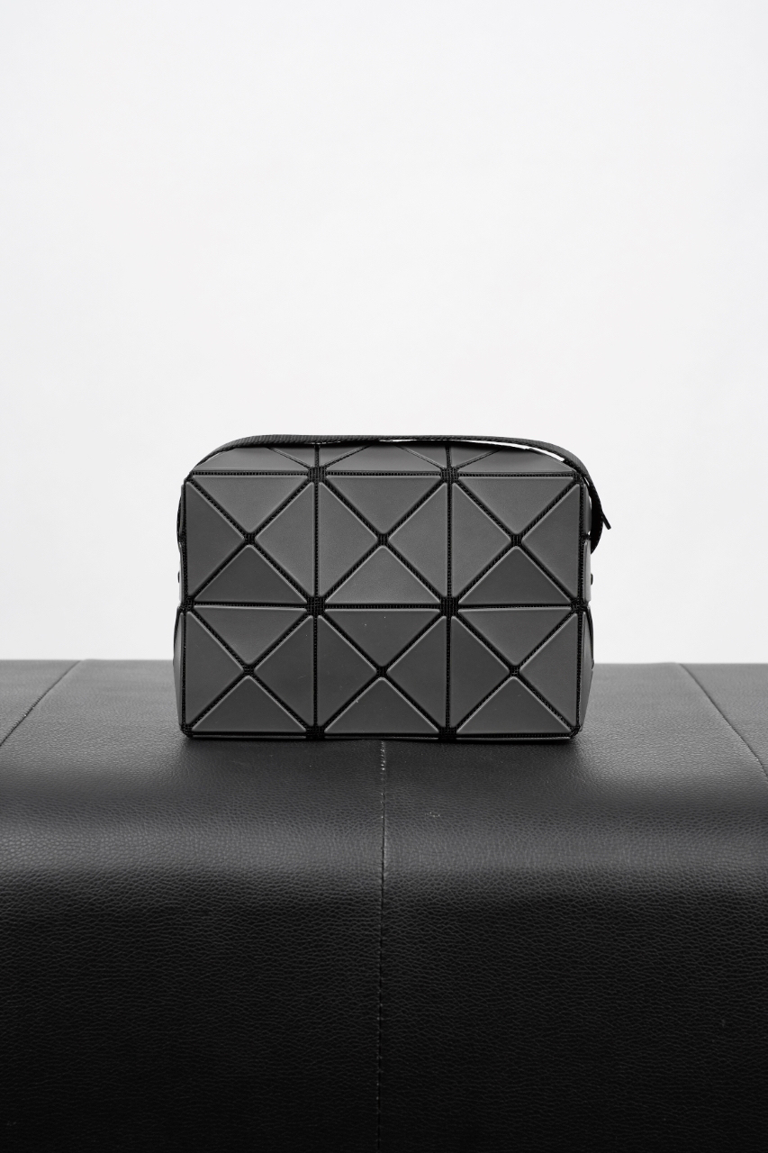 イッセイ・ミヤケ「Issey Miyake」プレッソ チャコールグレーショルダーバッグ