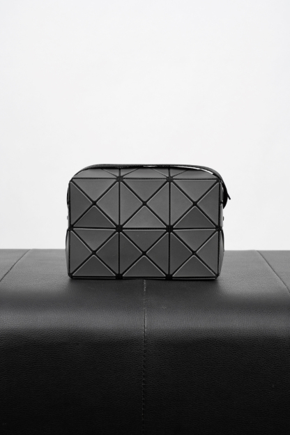 イッセイ・ミヤケ「Issey Miyake」プレッソ チャコールグレーショルダーバッグ