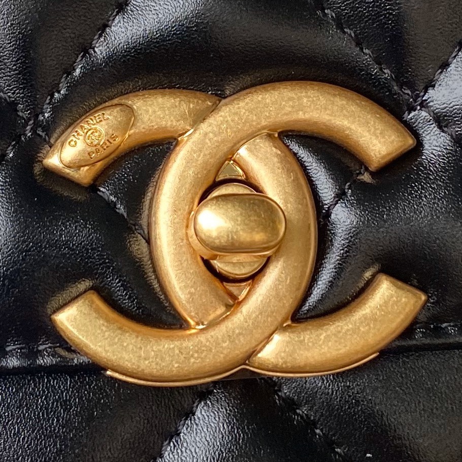 シャネル「Chanel」Double Gold Ball Drawstring Mini Bag