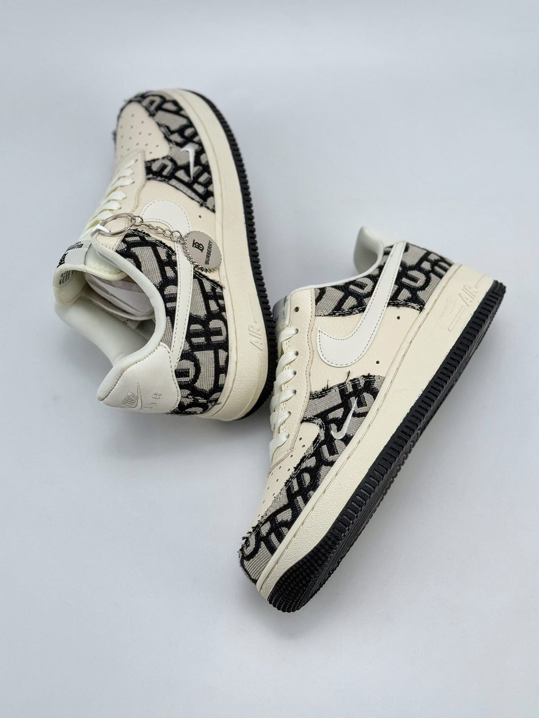 「コラボモデル」Burberry x NikeAir Force 1 Low '07 スニーカー