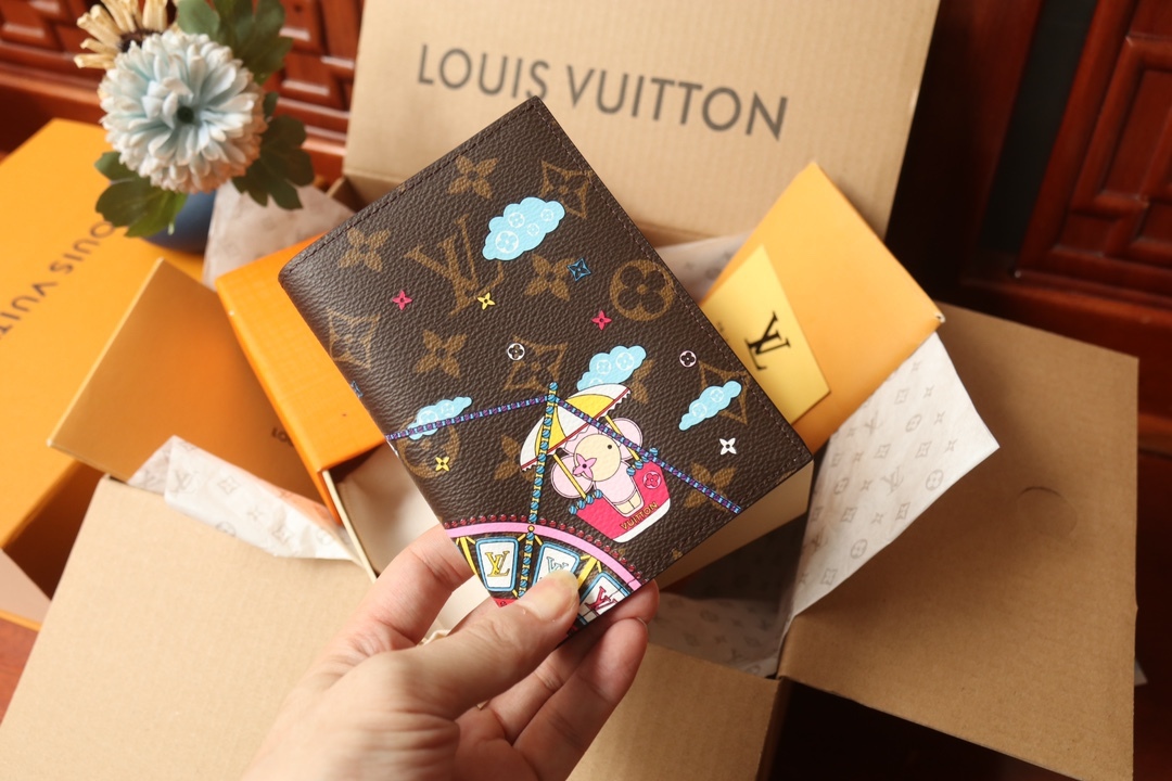 ルイ・ヴィトン「Louis Vuitton」 Vivienne Snow Show パスポートカバー