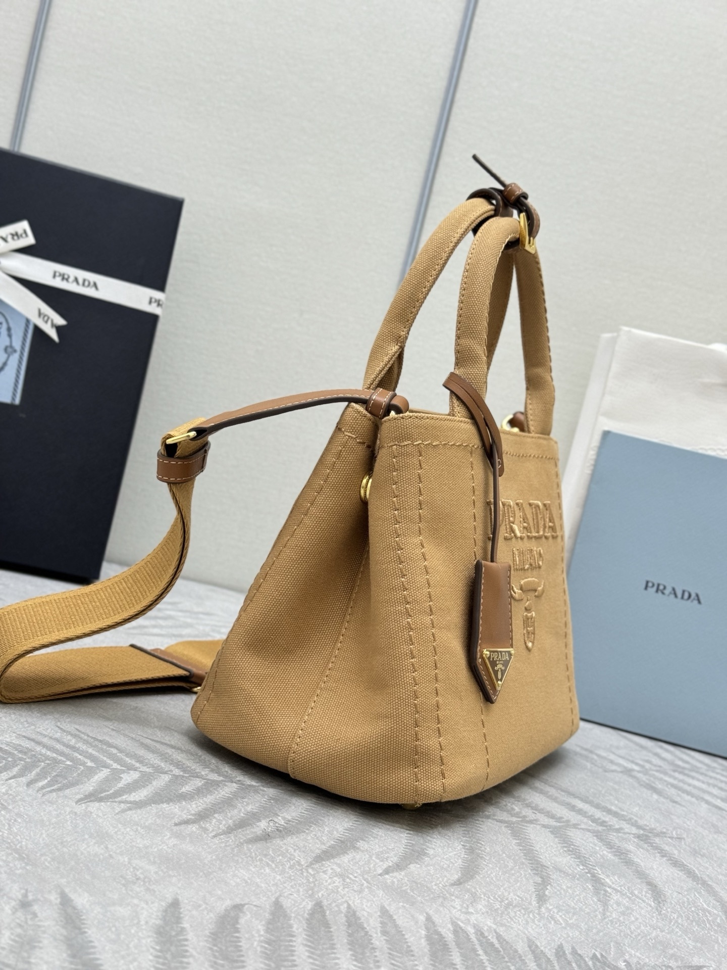 プラダ「Prada」ショルダーバッグ