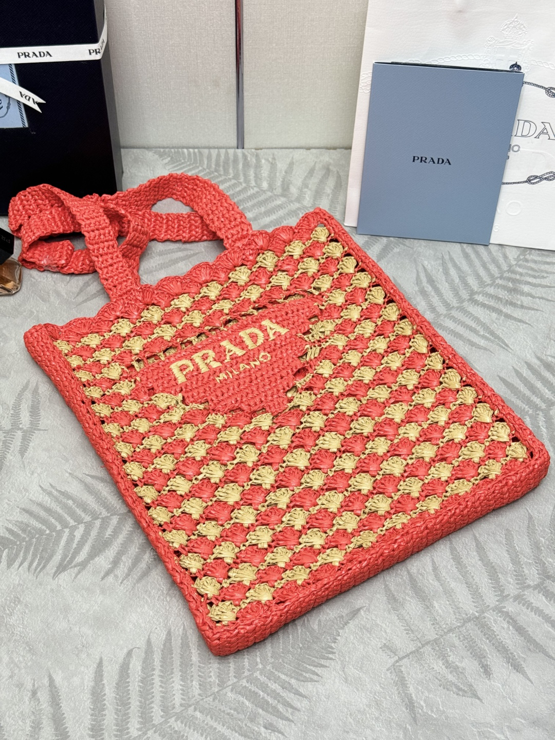 プラダ「Prada」クロシェ＆レザートートバッグ