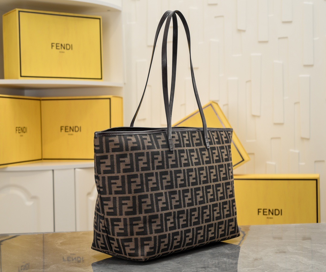 フェンディ「Fendi」ロゴ ラージトートバッグ