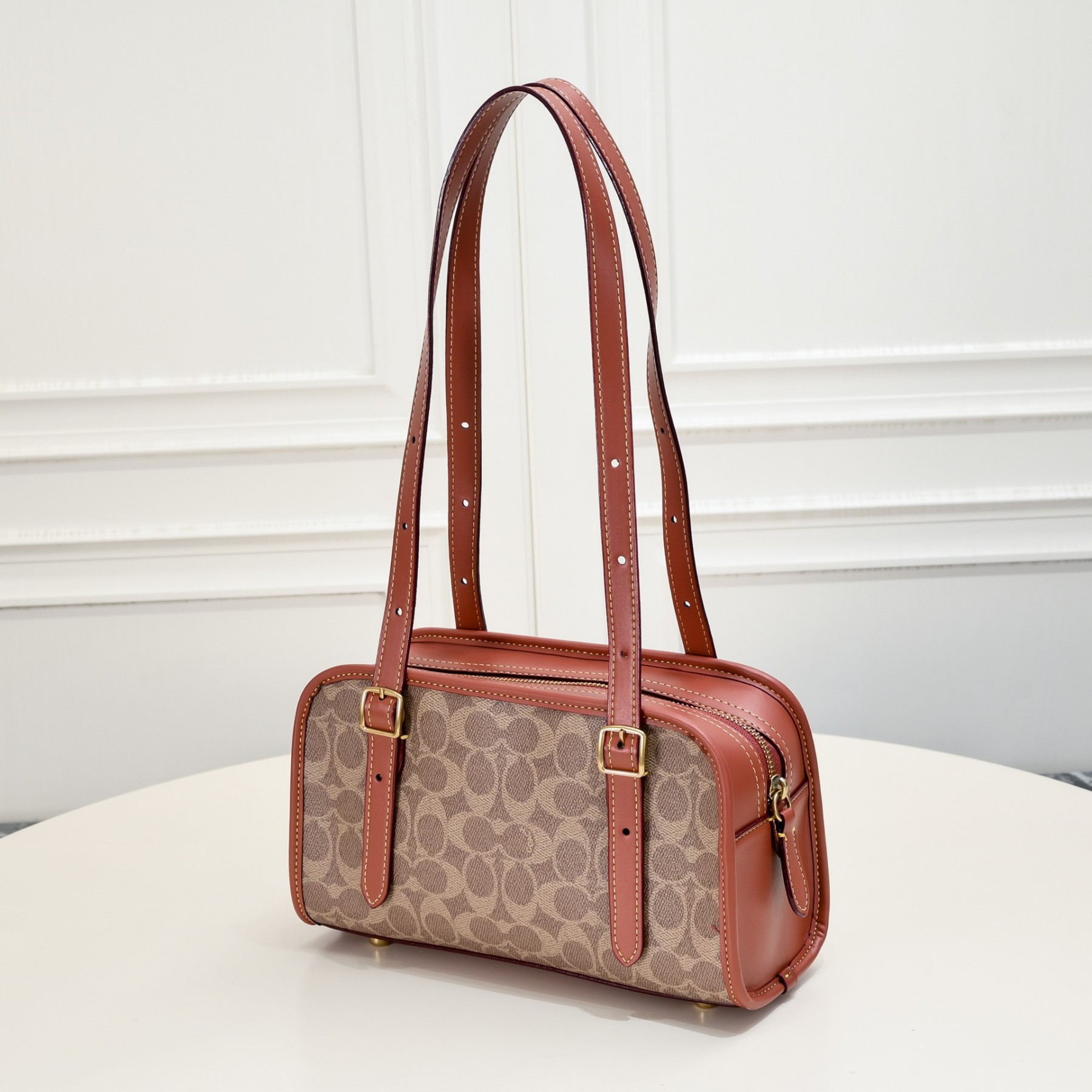 コーチ「Coach」SWING ZIP ショルダーバッグ シルエット