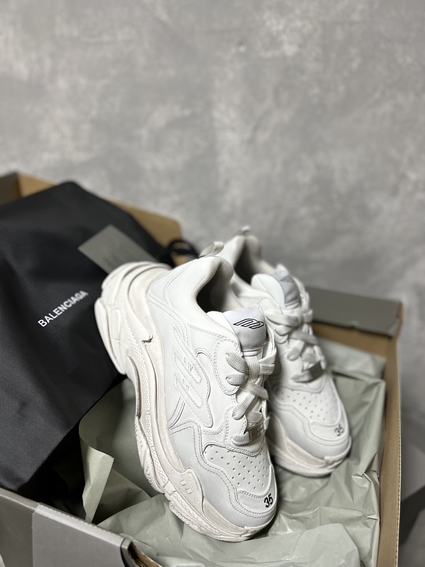 バレンシアガ「Balenciaga」ラウンドつま先のプラットフォームスニーカー
