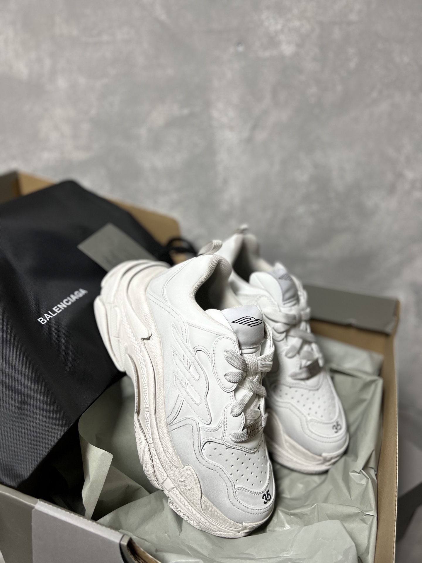 バレンシアガ「Balenciaga」ラウンドつま先のプラットフォームスニーカー