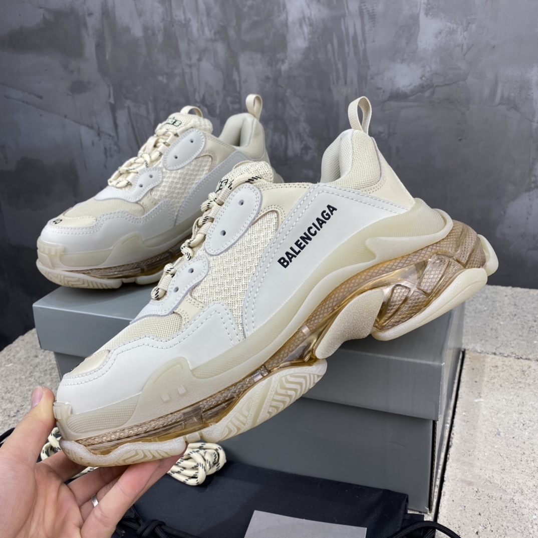 バレンシアガ「Balenciaga」トリプルSスニーカー