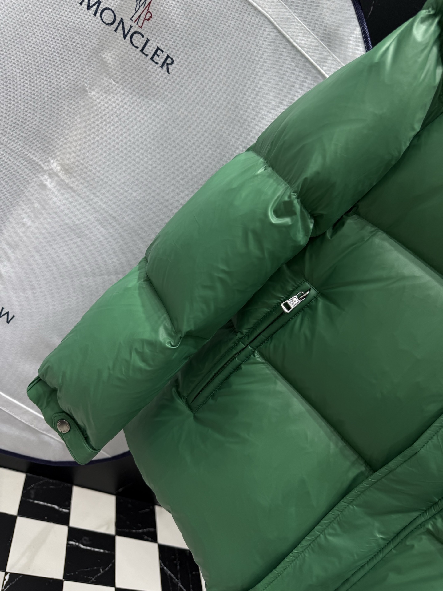 モンクレール「Moncler」フード付きダウンジャケット