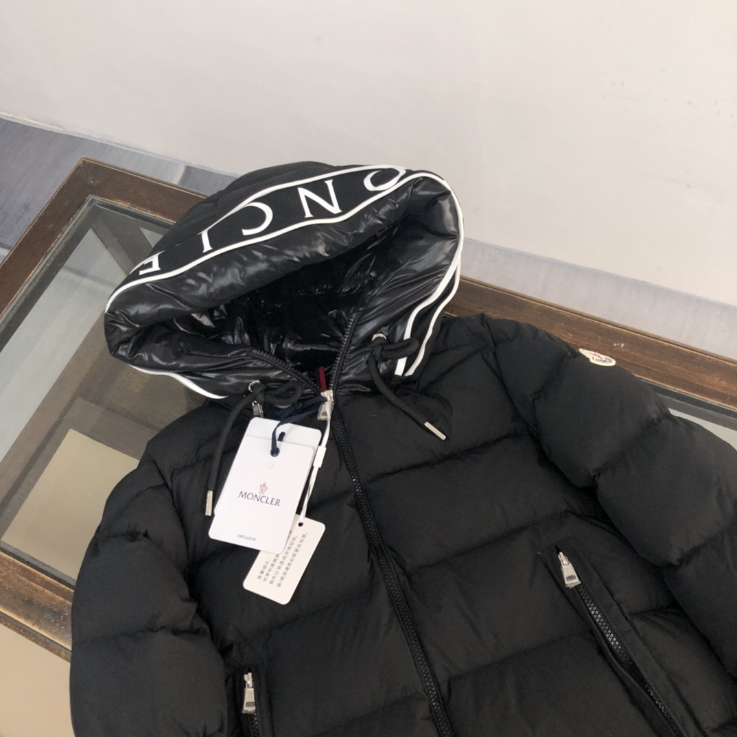 モンクレール「Moncler」ダウンジャケット