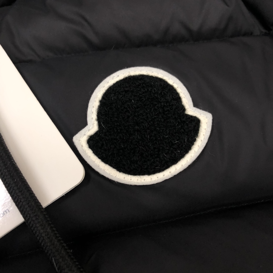 モンクレール「Moncler」 ダウンジャケット