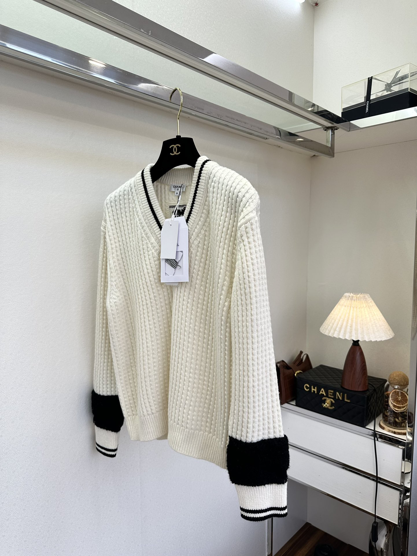 シャネル「Chanel」ブラック＆ホワイト Vネック カシミア ニット