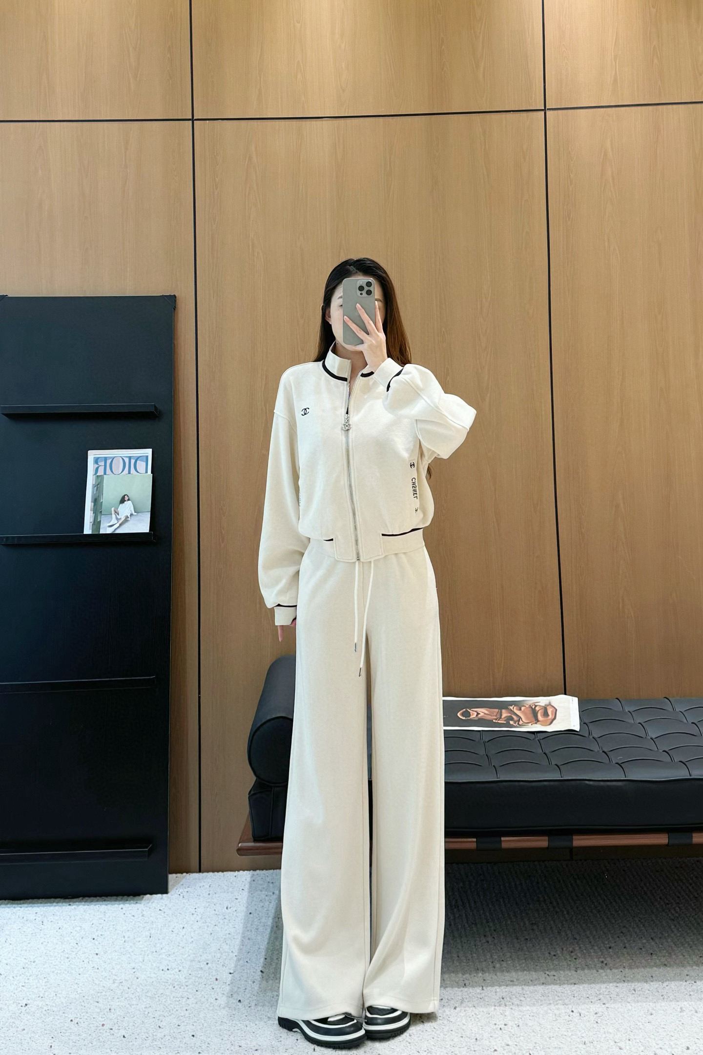 シャネル「Chanel」スタンドカラー ジップアップ パーカ & ドローストリング パンツ セット