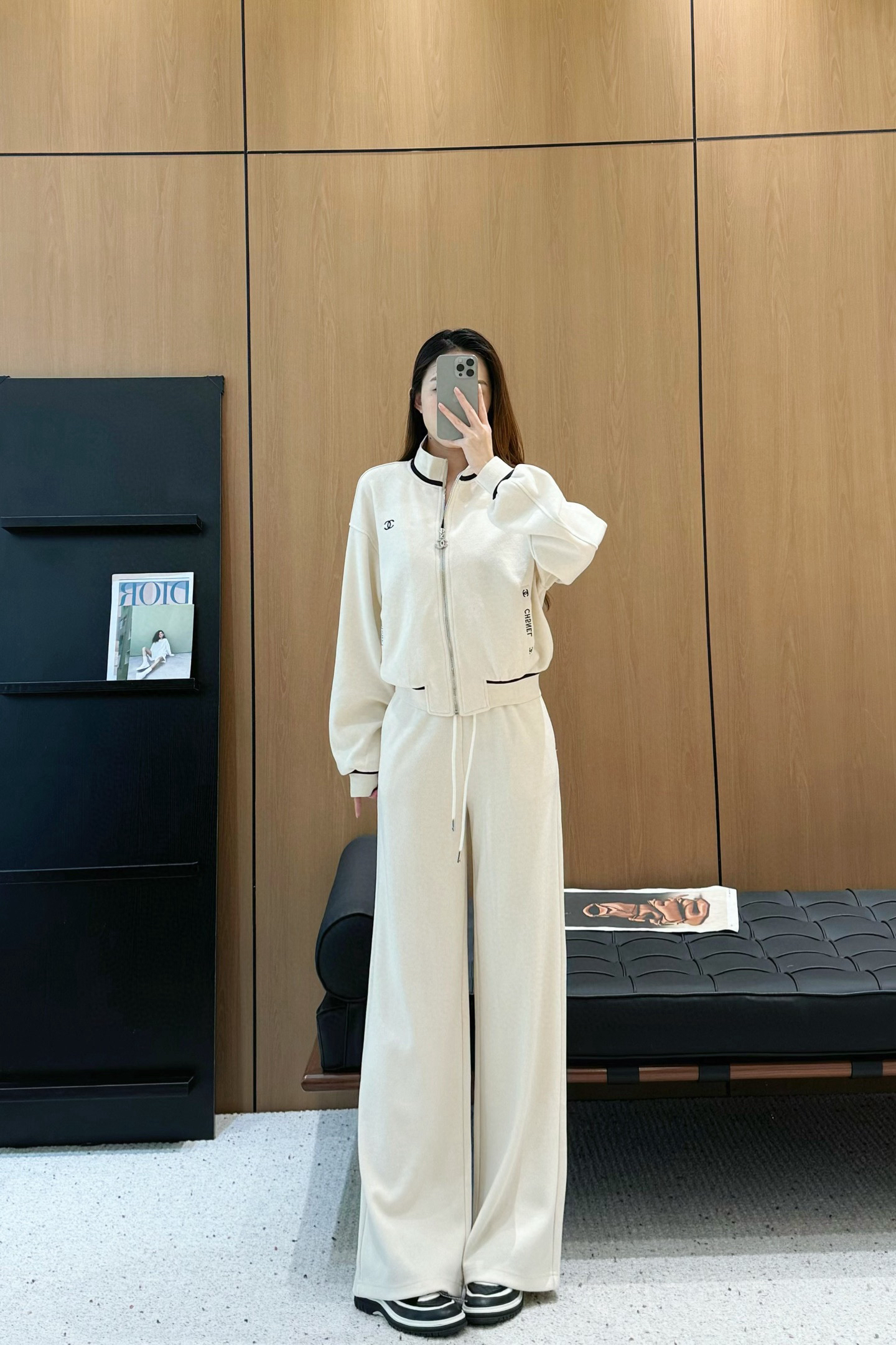 シャネル「Chanel」スタンドカラー ジップアップ パーカ & ドローストリング パンツ セット