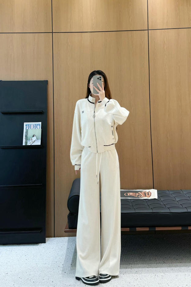 シャネル「Chanel」スタンドカラー ジップアップ パーカ & ドローストリング パンツ セット