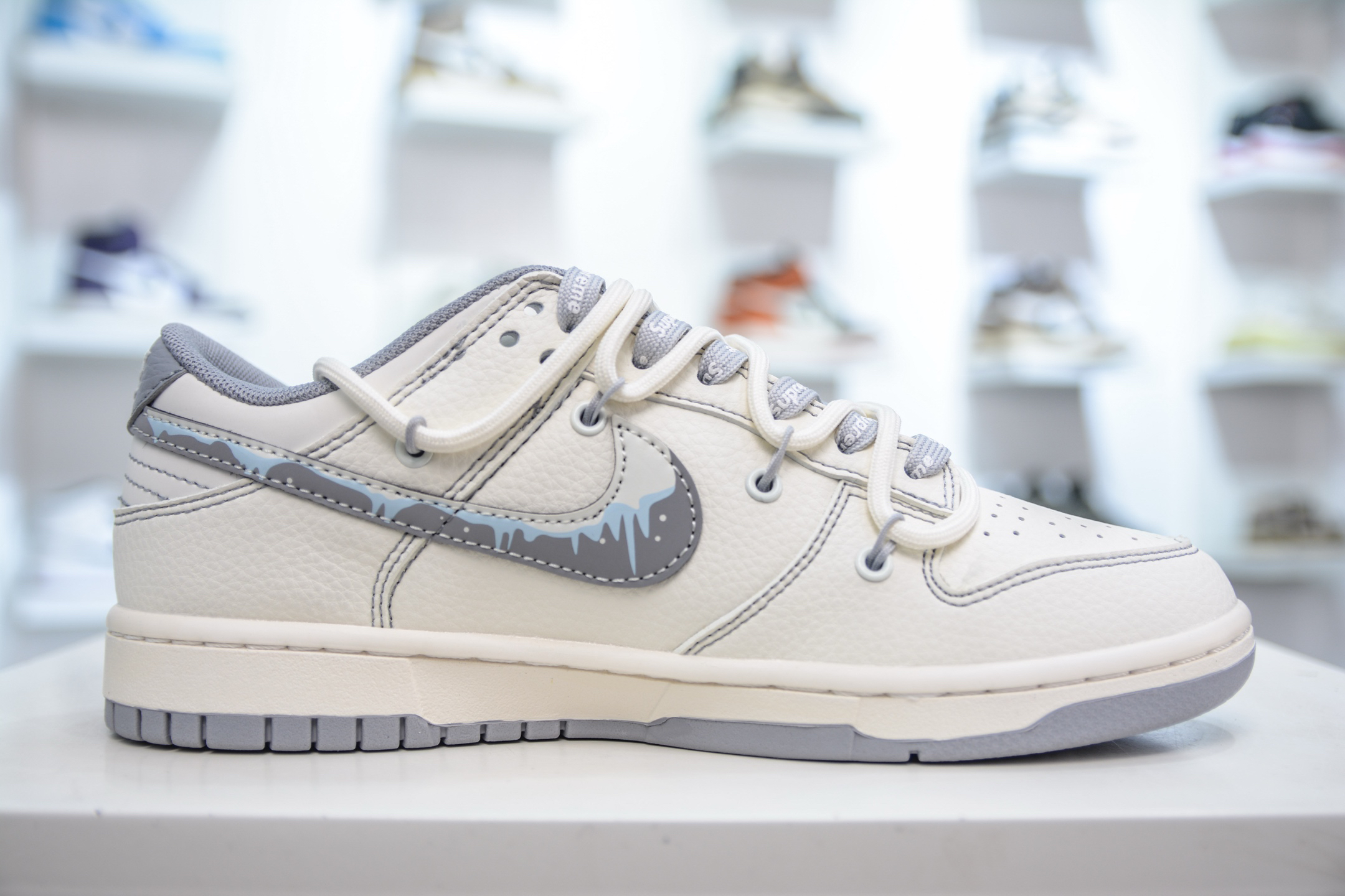 「コラボモデル」Supreme x Nike "ホワイト/グレー" スケートボードシューズ