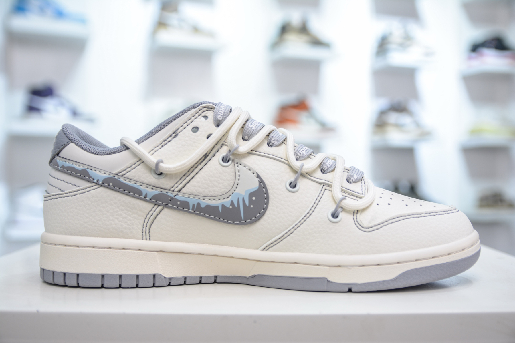 「コラボモデル」Supreme x Nike "ホワイト/グレー" スケートボードシューズ